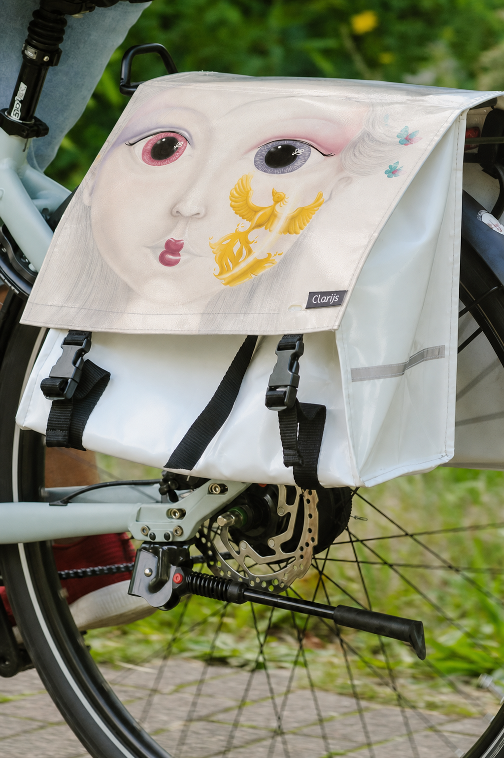 Fietstas met het werk Rising Phoenix op een fiets